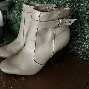 Booties in elephant grey sz 8 with block heel.